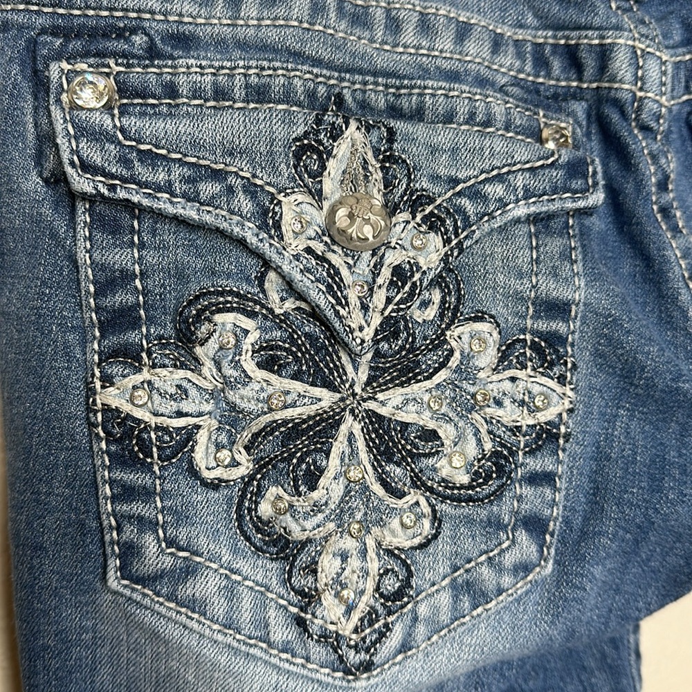Miss Me Capri size 29  CROP JEANS Embroidered Cross Pockets